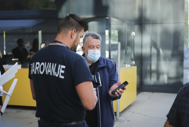 Udeležba posameznika v socialnem, političnem in verskem življenju bi bila ob odlokih odvisna od njegove privolitve v obdelavo osebnih podatkov zaradi preverjanja pogoja PCT. FOTO: Jože Suhadolnik/Delo
