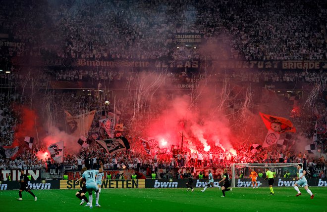 V Frankfurtu so se razveselili finala na spektakularen način. FOTO: Peter Cziborra/Reuters
