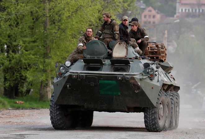 Pripadniki proruskih sil na tanku v bližini jeklarne Azovstal. FOTO: Aleksander Ermočenko/Reuters
