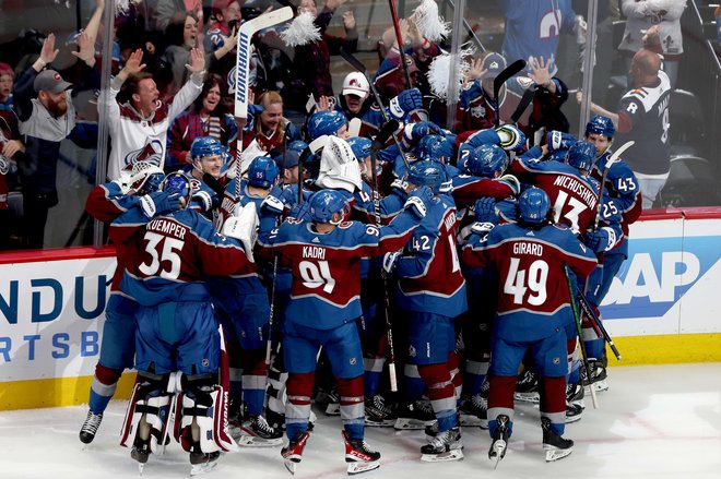 Hokejisti Colorada so se takole veselili druge zmage v končnici NHL. FOTO: Matthew Stockman/AFP
