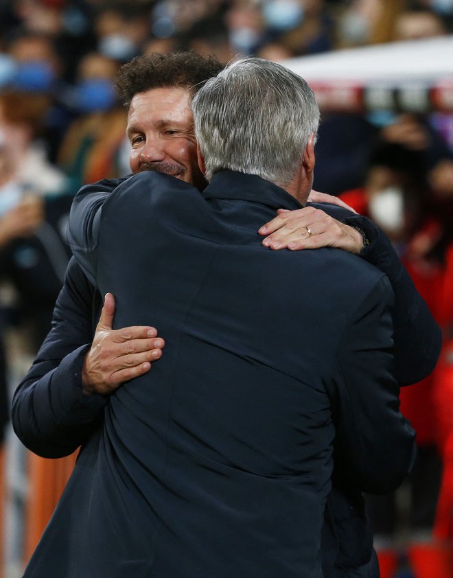 Trener Atletica Diego Simeone bo prvič gostil kolega Carla Ancelottija na štadionu Wanda Metropolitano. FOTO: Javier Barbancho/Reuters
