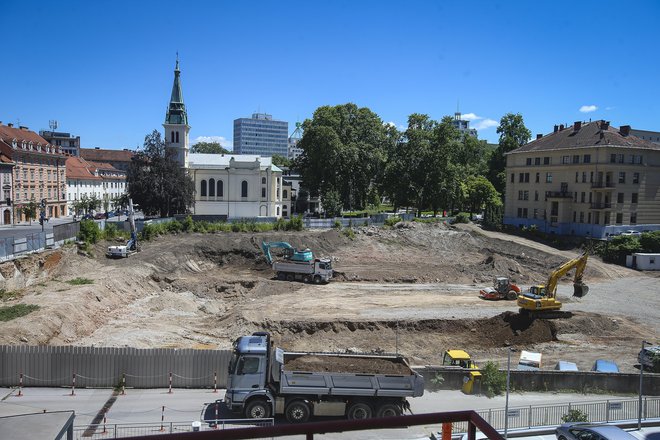 Kjerkoli prebivalci Ljubljane nasprotujejo predvidenim novogradnjam, pogosto tudi s podporo strokovne javnosti, se vodstvo MOL postavi v bran interesom investitorjev. Foto Jože Suhadolnik/Delo
