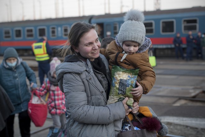 Vsi begunci imajo pravico do nujne in neodložljive obravnave, oskrbo kroničnih bolezni, otroci pa do neomejene. Na fotografiji begunci na železniški postaji Zahony, ob ukrajinski meji. Foto Jure Eržen
