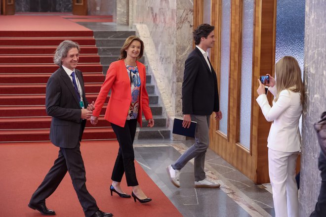 Robert Golob, Tanja Fajon in Luka Mesec. FOTO: Črt Piksi/Delo
