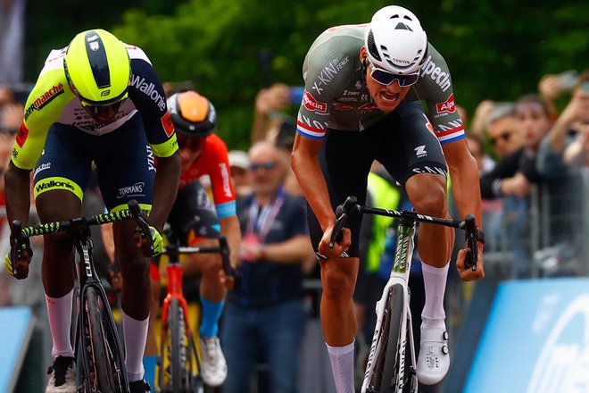 V napetem finišu je bil Mathieu van der Poel (desno)&nbsp;močnejši od&nbsp;Biniama Girmaya. FOTO: Luca Bettini/AFP
