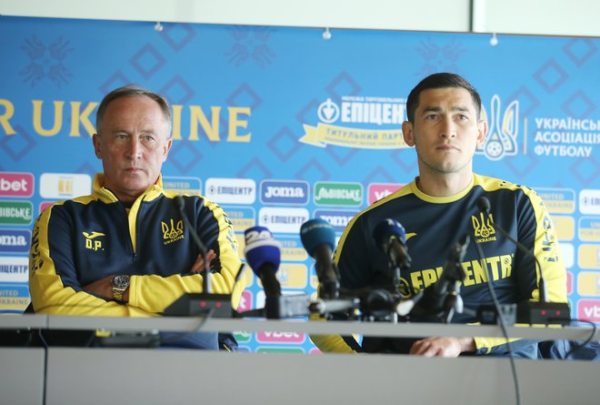 Taras Stepanenko ob selektorju Oleksandru Petrakovu na petkovi novinarski konferenci v NNC Brdo. FOTO: Jože Suhadolnik/Delo
