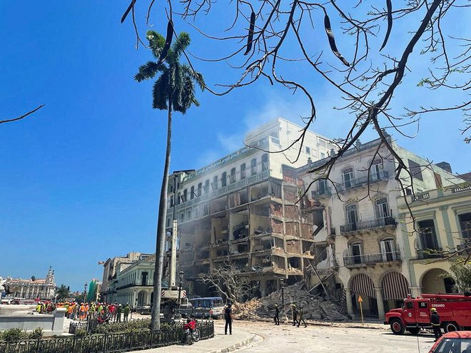 Reševalne ekipe pred hotelom Saratoga. FOTO: Alexandre Meneghini/Reuters
