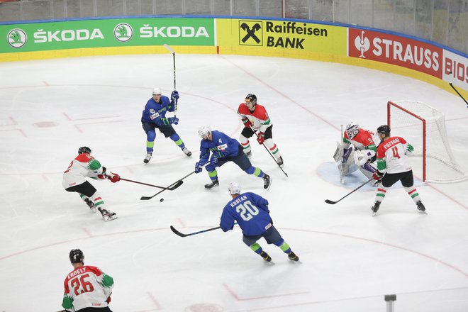 Slovenski hokejisti so z vseh strani napadali k vratom Madžarov. FOTO: Voranc Vogel/Delo
