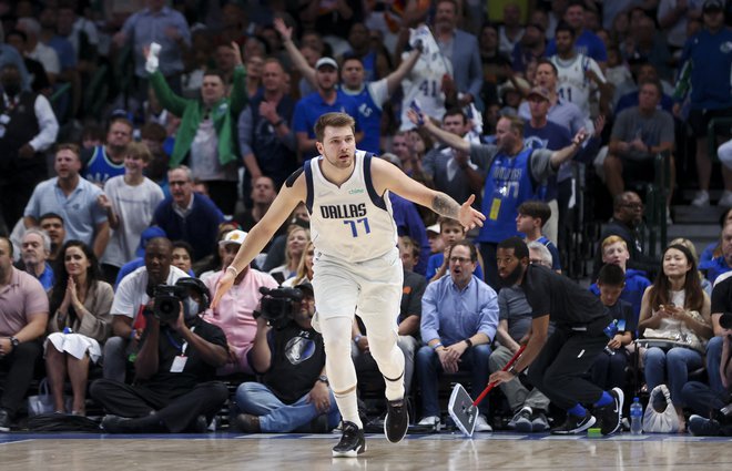 Luka Dončić je prepustil naziv prvega strelca večera Jalenu Brunsonu in okrepil moštveni duh v dvoboju s Phoenixom. FOTO: Kevin Jairaj/Usa Today Sports
