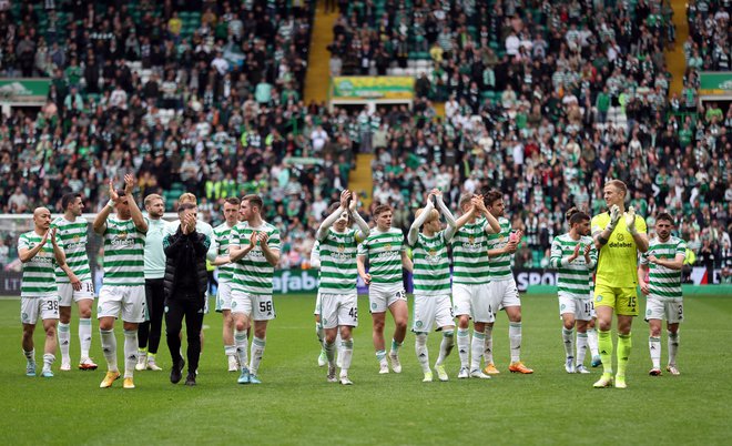 Nogometaši Celtica, ki jih vodi grški Avstralec Ange Postecoglou, slavijo z navijači na svojem štadionu Celtic Park.&nbsp;FOTO: Carl Recine/Reuters
