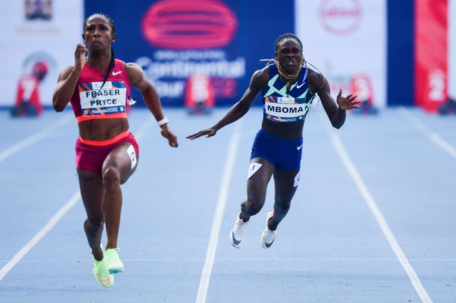 Namibijka Christine Mboma (desno) je padla,&nbsp;Shelly-Ann Fraser Pryce (leva) pa je na mitingu Kip Keino Classic na štadionu Kasaramni slavila z&nbsp;izjemnim tekom. FOTO: Tony Karumba/AFP
