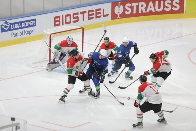 Slovenija in Madžarska sta se uvrstili med najboljše hokejske reprezentance na svetu. FOTO:&nbsp;Voranc Vogel/Delo
