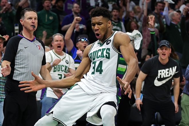 Giannis Antetokounmpo med tretjo tekmo letošnjega konferenčnega polfinala v domači dvorani&nbsp;Fiserv Forum. FOTO:&nbsp;Stacy Revere/AFP
