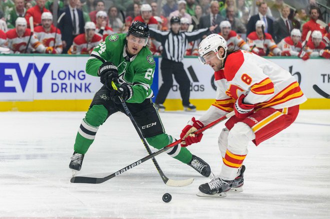 Roope Hintz (levo), strelec zadnjega gola tretje tekme, ob branilcu Calgaryja Christopherju Tanevu. FOTO: Jerome Miron/USA Today Sports
