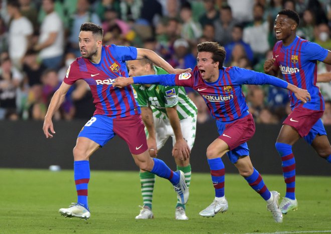 Jordi Alba (levo) in Riqui Puig&nbsp;proslavljata po&nbsp;zmagovitem golu v Sevilli. FOTO: Cristina Quicler/AFP
