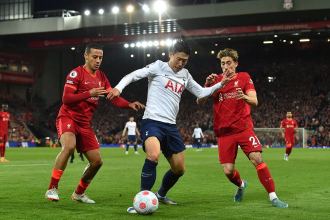 Son Heung Min (v sredini)&nbsp;med Thiagom Alcantaro (levo) in Kostasom Cimikasom.&nbsp;FOTO: Paul Ellis/AFP
