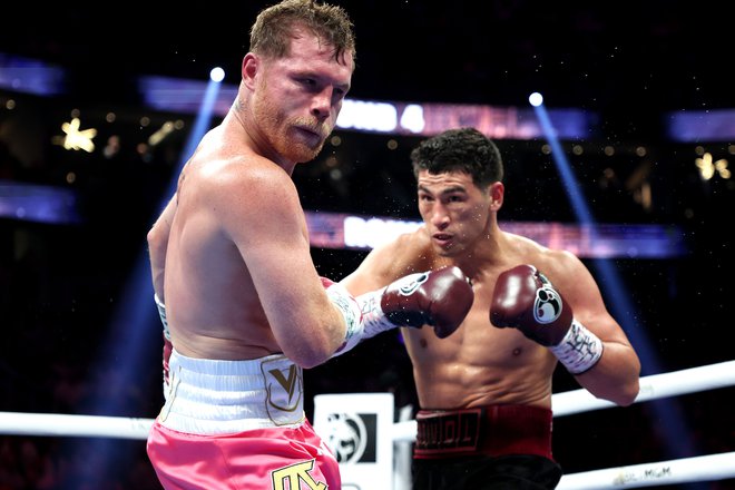 V dvorani T-Mobile Arena v Las Vegasu&nbsp;je Dimitrij Bivol (desno) povsem zasenčil Saula Alvareza.&nbsp;FOTO: Al Bello/AFP
