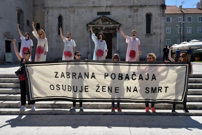 Na Hrvaškem se vrstijo protesti in zborovanja v znak podpore 39-letnici, ki je v 24. tednu nosečnosti zaradi malignega tumorja v otrokovi glavi želela narediti splav. FOTO: Luka Gerlanc/Cropix
