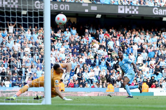 Raheem Sterling (na fotografiji) je v 19. minuti zadel za vodstvo Cityja in nato postavil še končni izid v 93. minuti. Vmes so zadeli še Aymeric Laporte, Rodri in Phil Foden. FOTO: Phil Noble/Reuters
