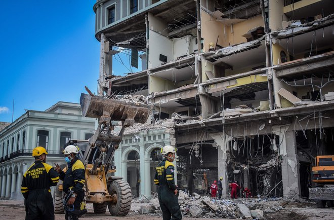 Zgodovinski hotel s štirimi nadstropji uradno ni imel gostov, ker je bil sredi obnove, zato je število žrtev presenetljivo veliko. FOTO: Adalberto Roque/AFP
