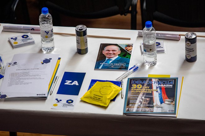 Tedaj mi stopi pred oči že dolgo znani pregovor, ki smo ga nekako zarotniško izrekali v pogovorih z zaupnimi prijatelji: Zdaj je svoboda, biti moramo previdni! Foto Voranc Vogel/Delo
