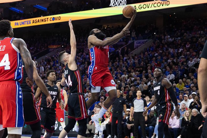 V Philadelphii je vajeti igre v roke prevzel James Harden in pomagal Joelu Embiidu pri drugi zmagi. FOTO: Bill Streicher/Usa Today Sports
