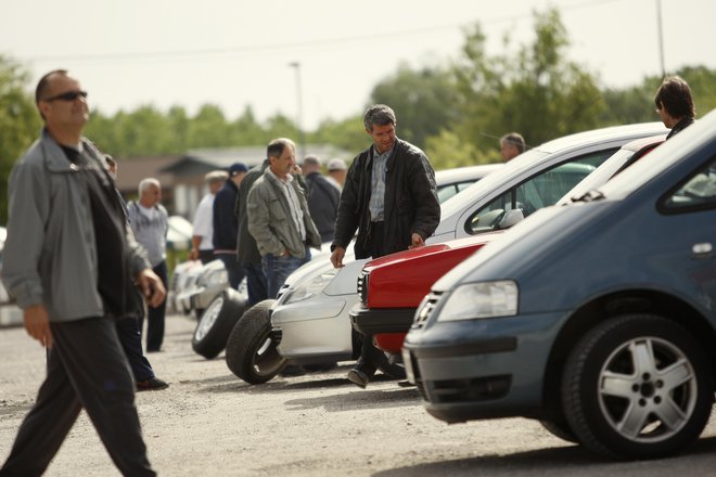 Spletne dražbe zmanjšujejo možnost medsebojnega dogovarjanja potencialnih kupcev, ki sodelujejo na &raquo;klasični&laquo; javni dražbi, ter povečuje učinkovitost prodaj, pravijo na finančni upravi. Fotografija je simbolična. FOTO: Uroš Hočevar/Delo
