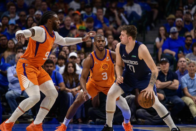 Luka Dončić je bil še enkrat kos Chrisu Paulu (3) in Jaeju Crowderju (levo). FOTO: Jerome Miron/USA Today Sports
