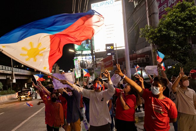 Podporniki Ferdinanda Bongbonga Marcosa mlajšega se veselijo volilne zmage na Filipinih, ki ustreza tudi kitajskemu državnemu vrhu. FOTO: Eloisa Lopez/Reuters
