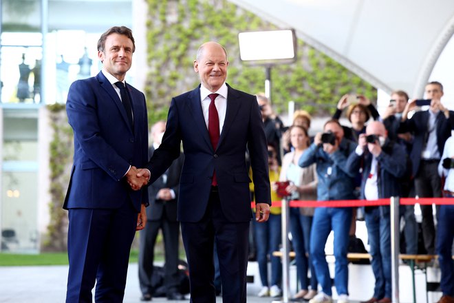 Kancler Olaf Scholz je v Berlinu z vojaškimi častmi sprejel francoskega predsednika Emmanuela Macrona. FOTO; Lisi Niesner/REUTERS

