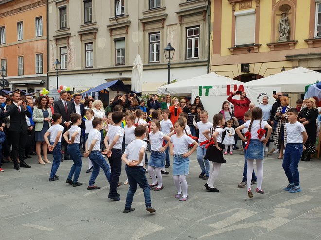 Učence III. osnovne šole Celje je z veseljem posnel njihov ravnatelj in koordinator Evropske vasi Aleksander Verhovšek, njihov italijanski nastop pa je navdušil tudi predsednika države Boruta Pahorja, ministrico Simono Kustec in župana Bojana Šrota. FOTO: Špela Kuralt/Delo
