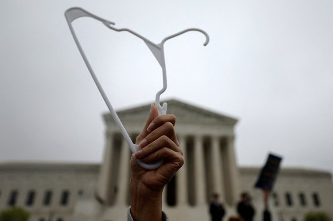 Protesti proti spremembah pravice do splava pred ameripkim vrhovnim sodiščem. Foto Evelyn Hockstein/Reuters
