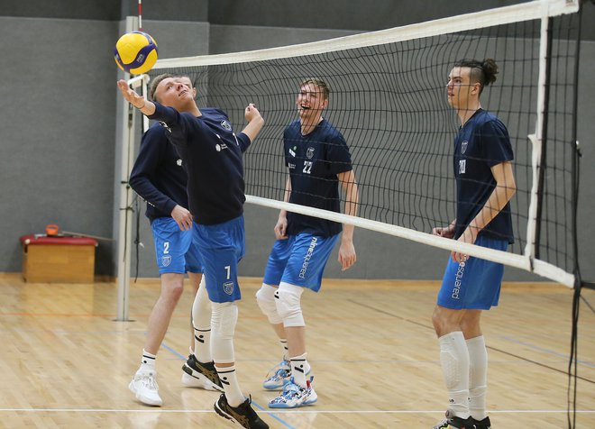 Slovenski odbojkarji so igraje začeli priprave za novo reprezentančno sezono. FOTO: Jože Suhadolnik
