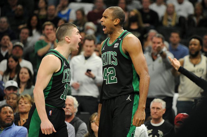 Veteran Al Horford (desno) proslavlja s Paytonom Pritchardom&nbsp;v dvorani prvakov Fiserv Forum. FOTO: Michael Mcloone/USA Today Sports
