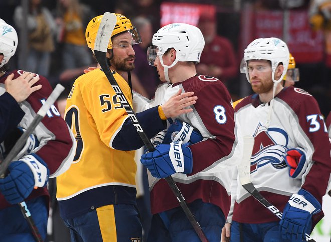 Pozdrav&nbsp;Romana Josija (levo)&nbsp;z branilcem Colorada Calom Makarjem&nbsp;po koncu tekme v dvorain Bridgestone Arena. FOTO:&nbsp;Christopher Hanewinckel/USA Today Sports
