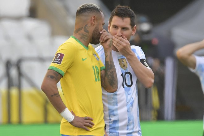 Nekdanja klubska soigralca Neymar in Lionel Messi (desno) v pogovoru po prekinitvi tekme na štadionu Corinthiansa. FOTO: Nelson Almeida/AFP
