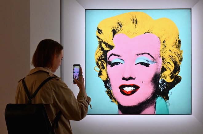 Kupec ikonične Warholove slike ni znan. V dvorani je pripadla megagaleristu Larryju Gagosianu, a ta ni izdal, ali jo je kupil kot posrednik za drugega končnega kupca. FOTO: Angela Weiss/AFP
