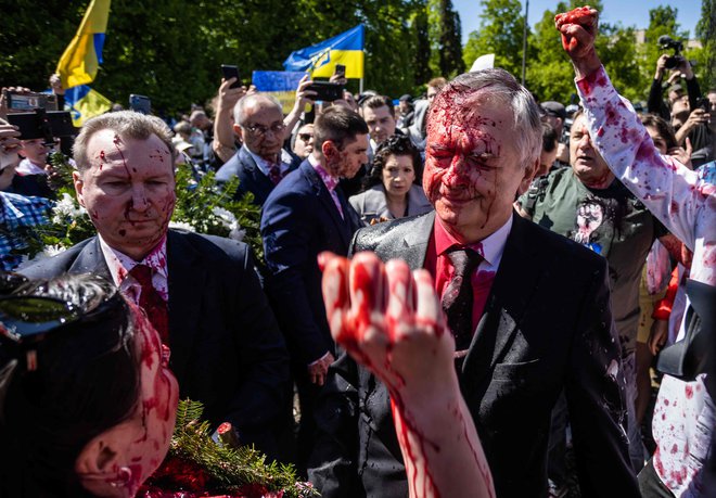 Ruski veleposlanik na Poljskem Sergej Andrejev je takole odreagiral, potem ko so ga med protestom na dan 77. obletnice sovjetske zmage nad nacistično Nemčijo pred slovesnostjo v mavzoleju sovjetskih vojakov v Varšavi polili z rdečo barvo. FOTO: Wojtek Radwanski/AFP

