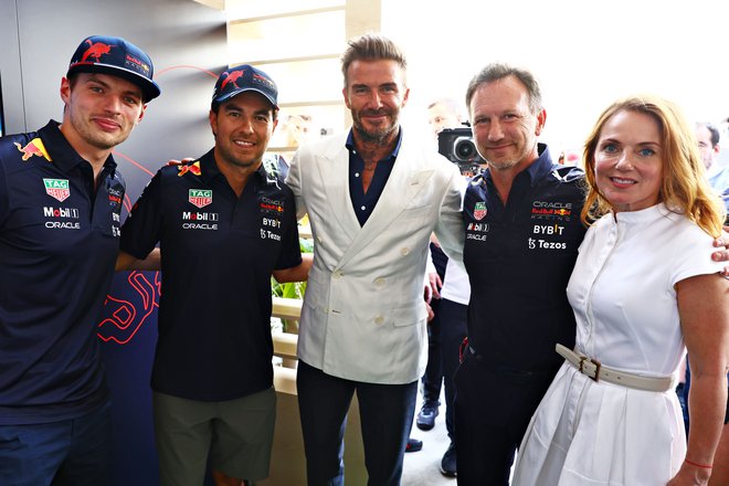 Zmagovalca Maxa Verstappna (levo), Sergia Pereza (drugi z leve) vodjo Red Bullove ekipe Christiana Hornerja in njegovo ženo Geri Horner, nekdanjo pevko skupine Spice Girls, je prišel pozdravit tudi David Beckham (na sredini). FOTO: Mark Thompson/AFP
