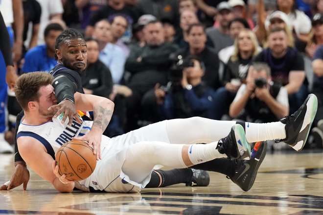 Jae Crowder in Luka Dončić se borita za žogo na peti tekmi v dvorani Footprint Center. FOTO: Joe Camporeale/USA Today Sports
