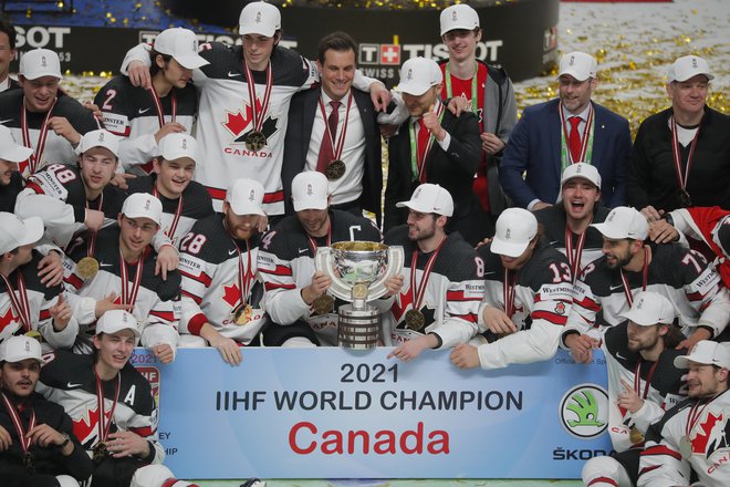 Kanadčani (na fotografiji) so naslov svetovnih prvakov lani v Rigi osvojili na račun tokratnih gostiteljev prvenstva, Fincev, ki so bili letos v tekmi za zlato odličje na olimpijskih igrah v Pekingu boljši od predstavnikov Ruskega olimpijskega komiteja. FOTO: Vasilij Fedosenko/Reuters
