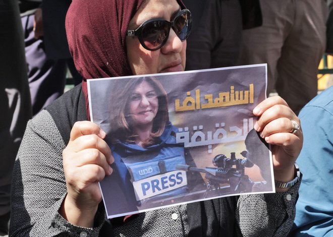 Širin Abu Akleh je bila ubita med poročanjem s prizorišča racije izraelske vojske v palestinskem begunskem taborišču Dženin na območju zasedenega Zahodnega brega. FOTO: Hazem Bader/AFP
