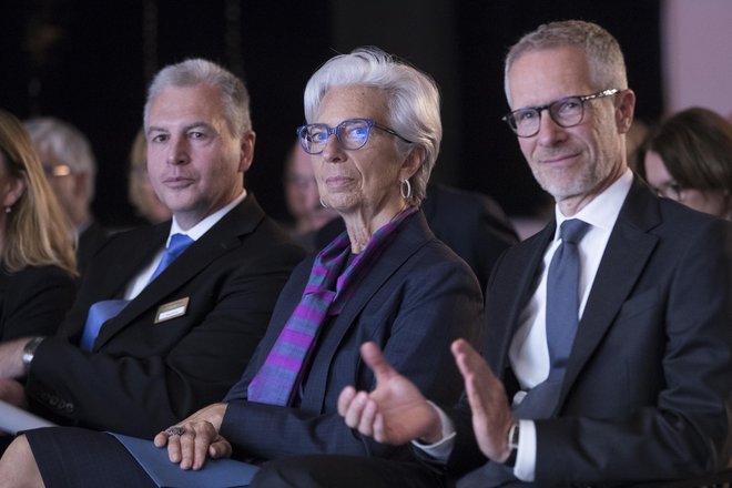 Christine Lagarde, predsednica Evropske centralne banke (ECB), levo ob njej predsednik evropskega oddelka IMF Alfred Kammer, desno pa&nbsp;guverner Banke Slovenije&nbsp;Boštjan Vasle,&nbsp;na prireditvi ob 30-letnici Banke Slovenije. FOTO: Jure Eržen/Delo
