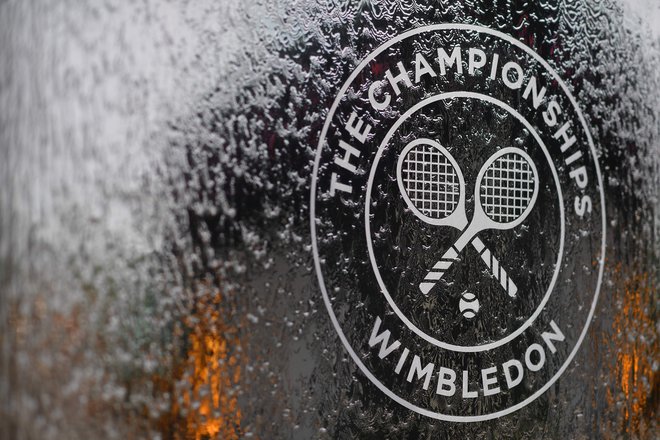 Turnir v Wimbledonu bi se letos lahko odvil le kot pehanje za bogatim denarnim skladom. FOTO: Ben Stansall/AFP

