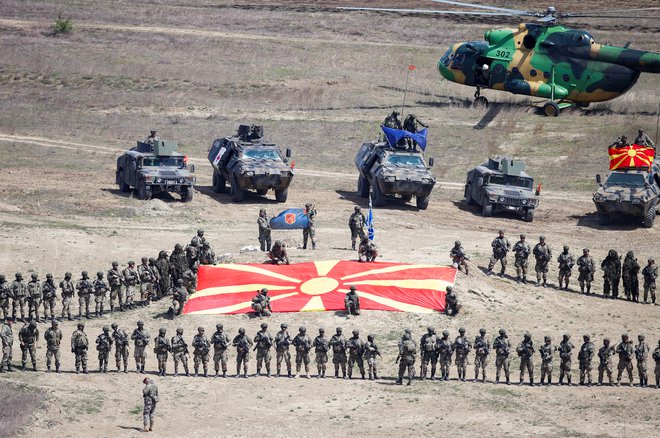 Vojska Severne Makedonije z zvezo Nato pripravlja vojaško vajo na vadišču Krivolak. Foto Ognen Teofilovski/Reuters
