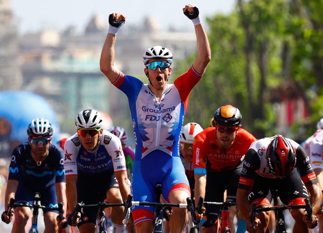 Team Groupama-FDJ&#39;s French rider Arnaud Demare celebrates as he crosses the finish line to win the 4th stage of the Giro d&#39;Italia 2022 cycling race, 174 kilometers between Catania and Messina, Sicily, on May 11, 2022. (Photo by Luca Bettini/AFP) Foto Luca Bettini Afp
