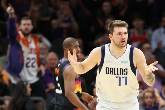 Luka Dončić je zbral 28 točk in 11 skokov. FOTO: Christian Petersen/AFP
