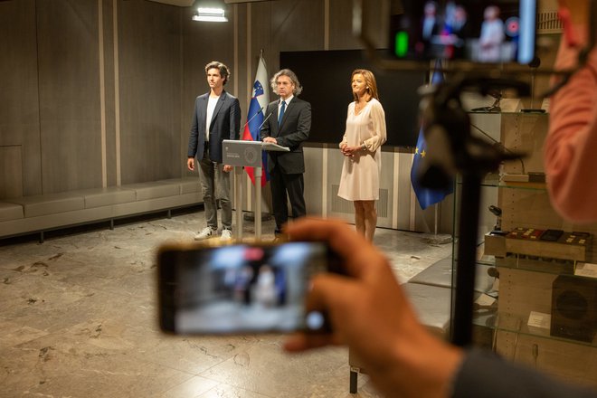 Robert Golob, Tanja Fajon in Luka Mesec po pogovorih o sestavi nove vlade. FOTO:&nbsp;Voranc Vogel/Delo
