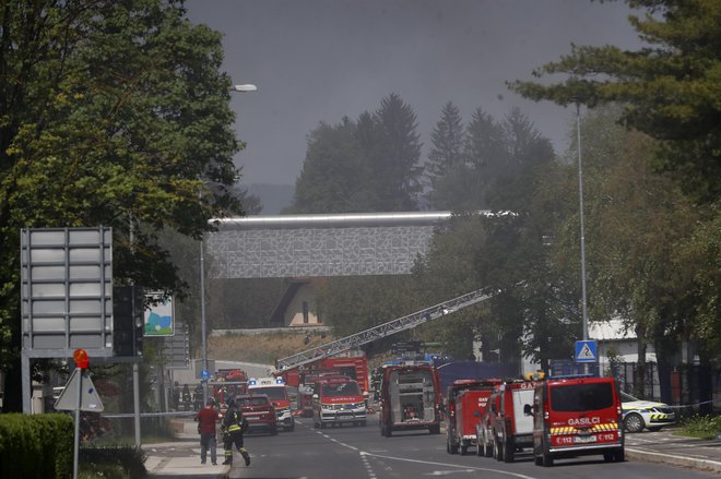 Zaradi tako hude nesreče je bila glavna cesta skozi Kočevje zaprta. FOTO: Leon Vidic/Delo
