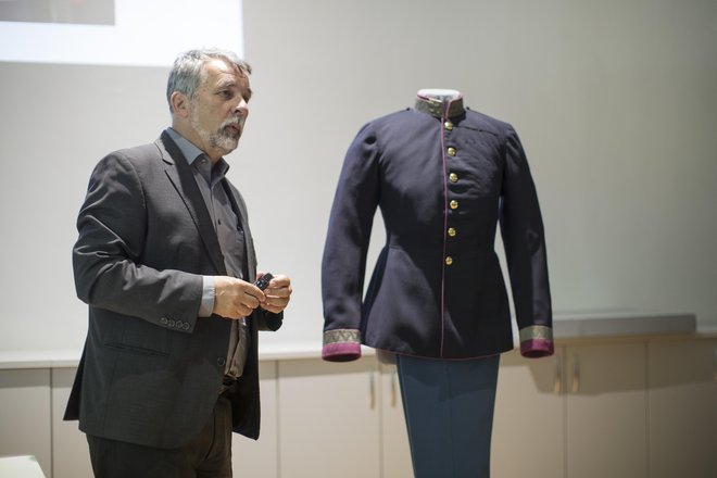 Direktor Narodnega muzeja Pavel Car je predstavil zgodbo uniforme Franca Jožefa I. Foto Jure Eržen
